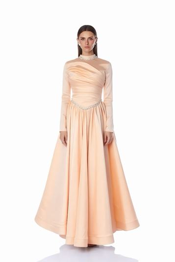 Robe de soirée en satin ornée d'un col mandarin